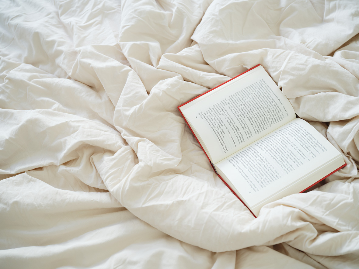 Offenes Buch am Fenster